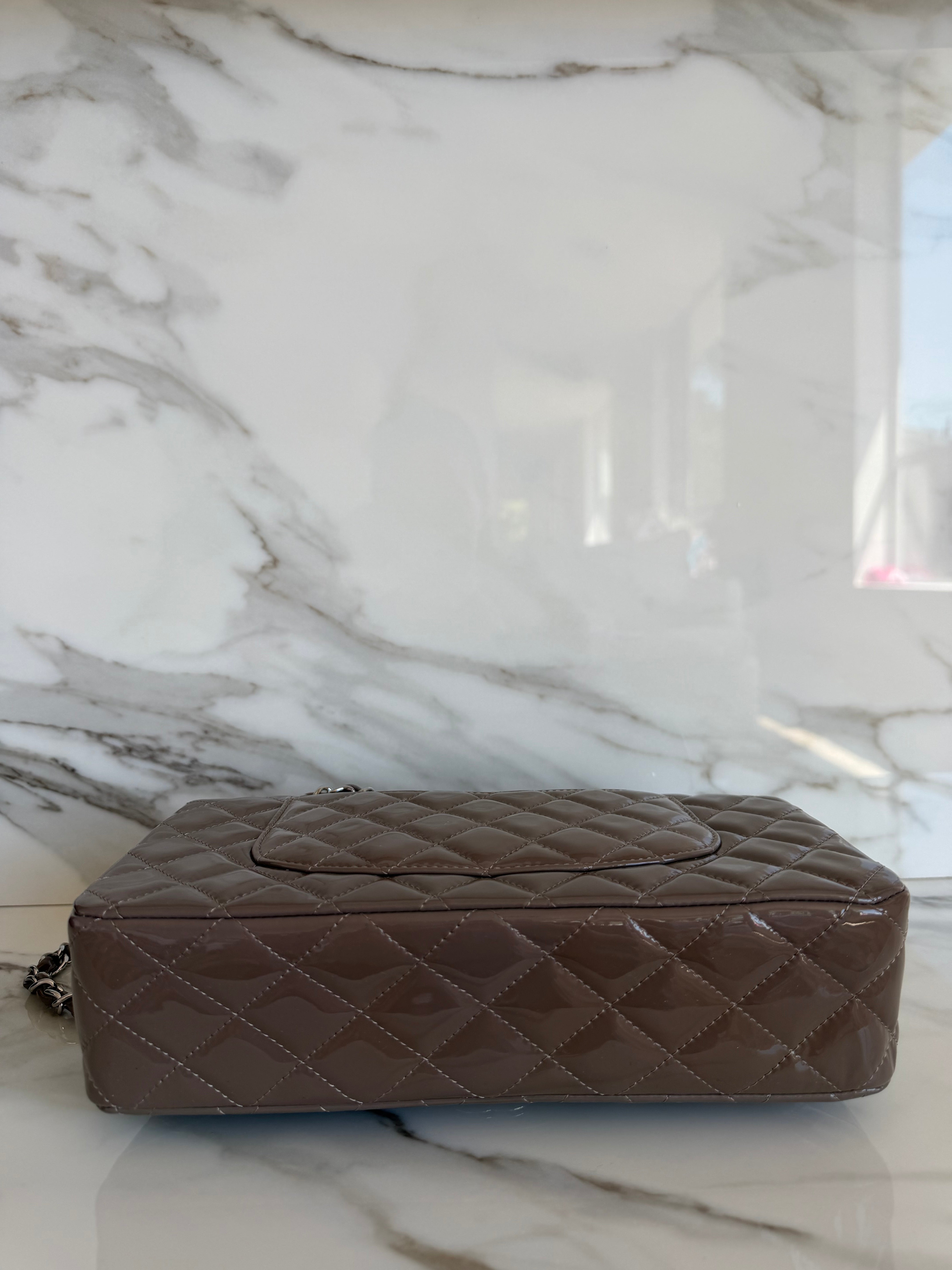CLASSIC MEDIUM FLAP BAG IN PATENT TAUPE