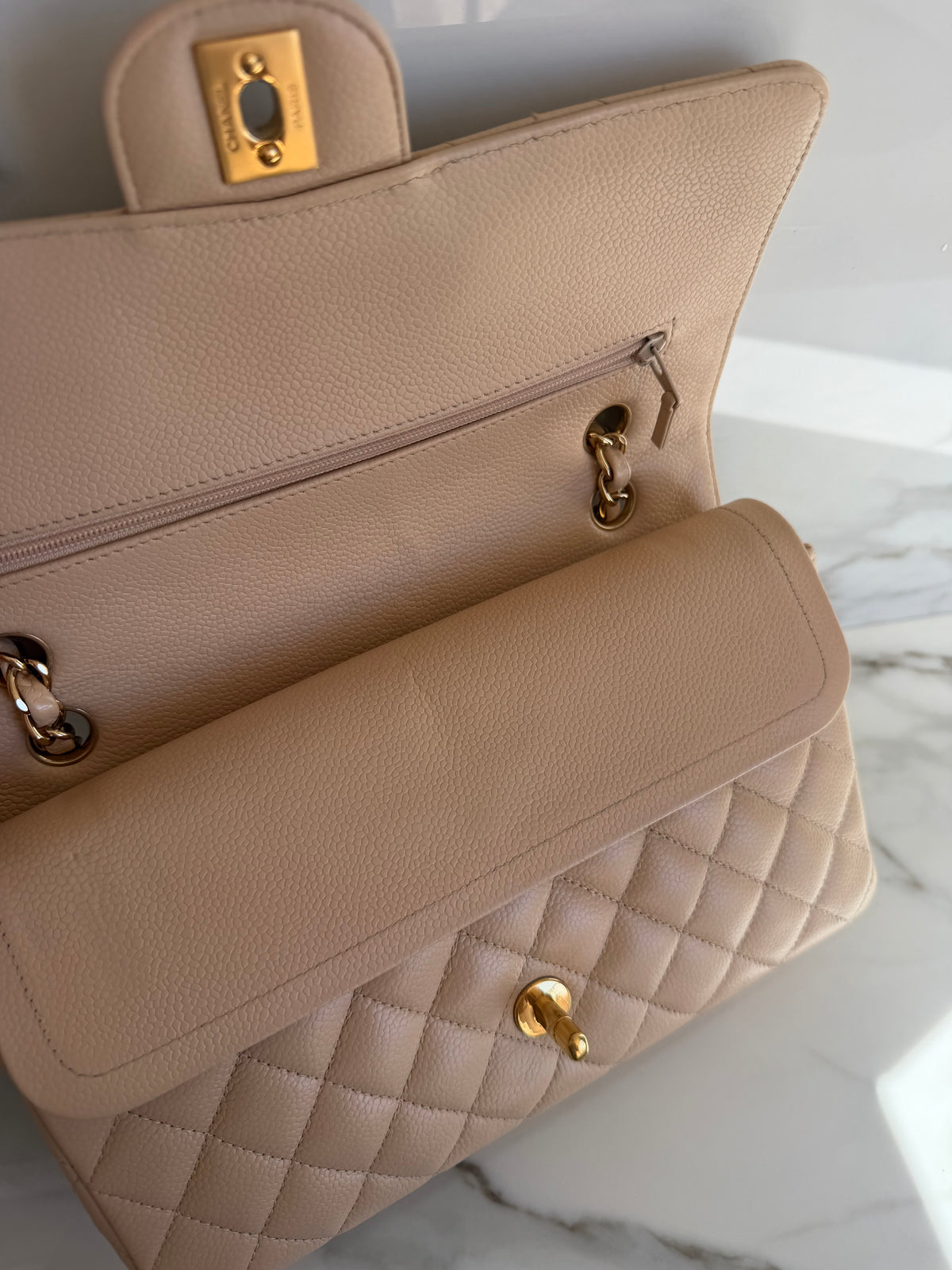 CLASSIC MEDIUM FLAP BAG IN BEIGE CLAIR CAVIAR