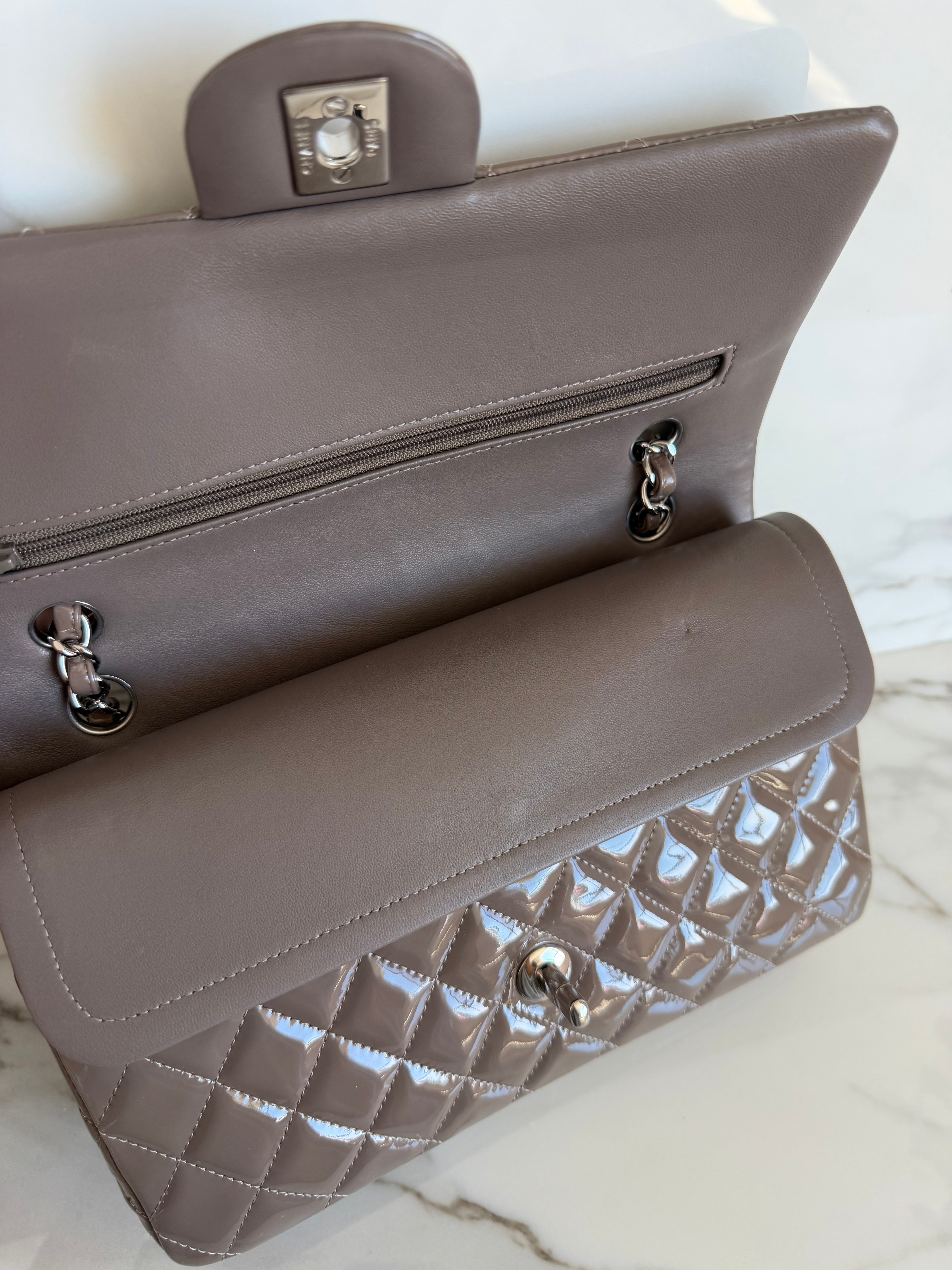 CLASSIC MEDIUM FLAP BAG IN PATENT TAUPE