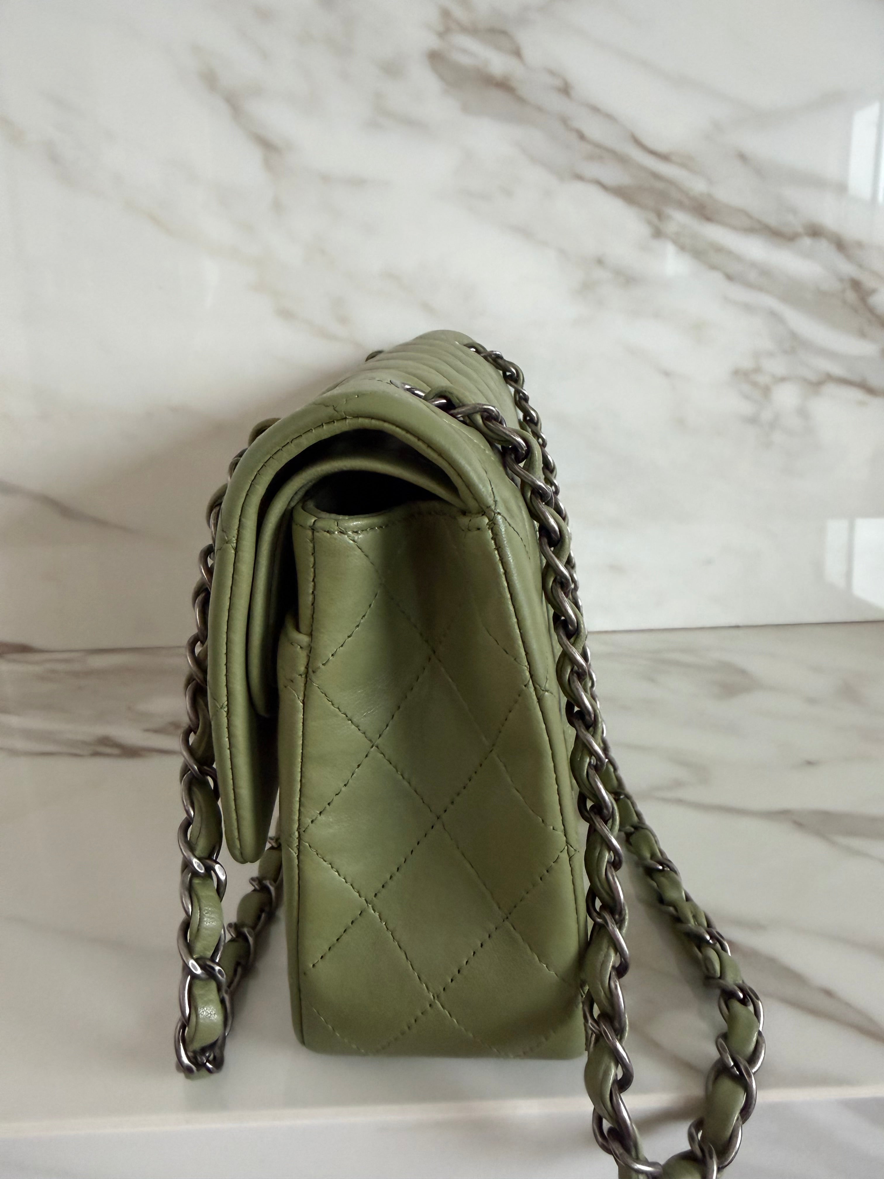 CLASSIC MEDIUM FLAP BAG IN GREEN LAMBSKIN