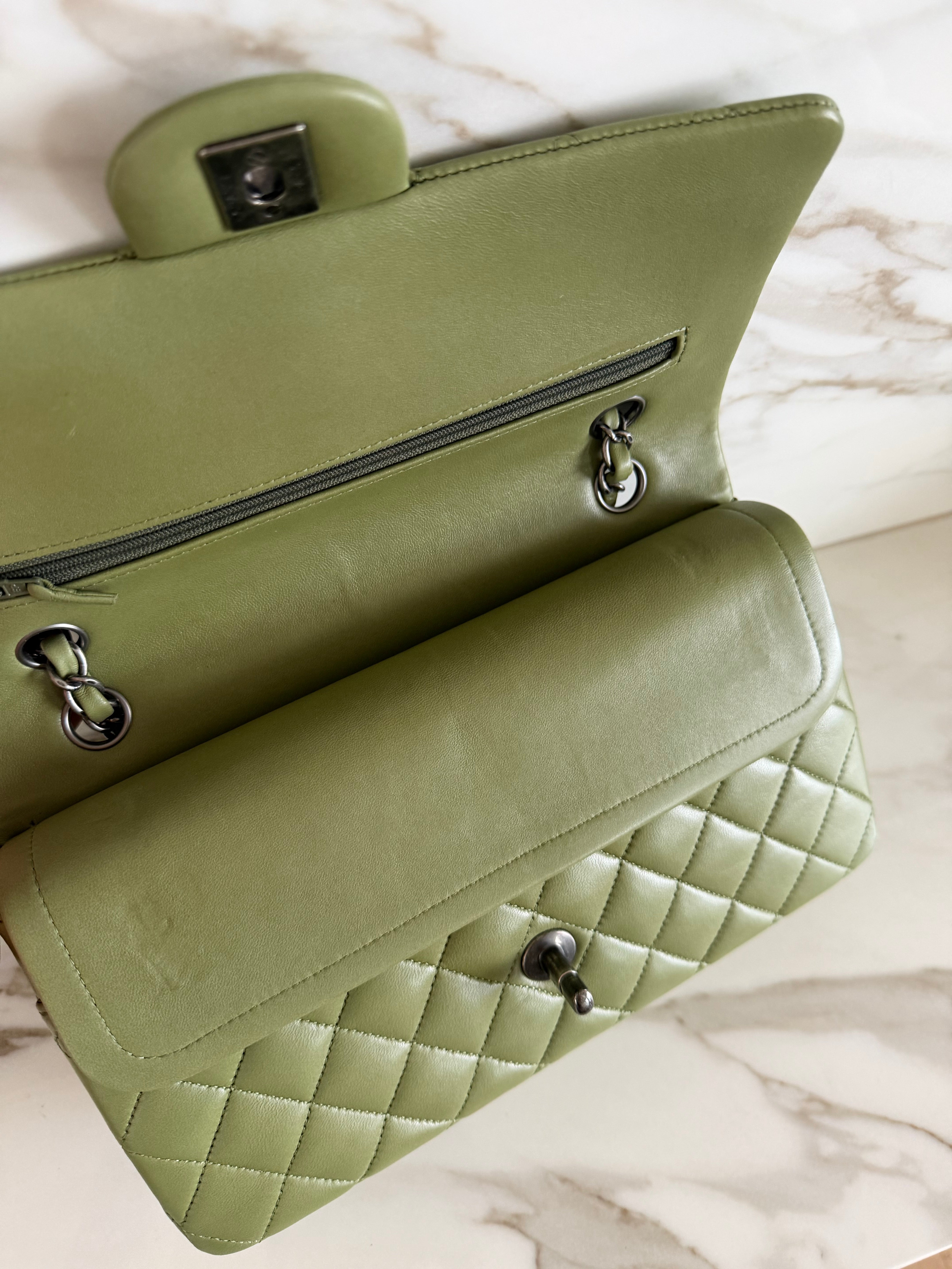CLASSIC MEDIUM FLAP BAG IN GREEN LAMBSKIN