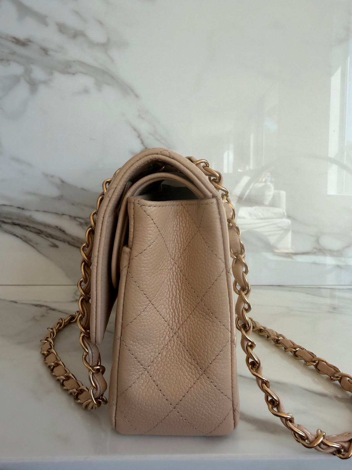CLASSIC MEDIUM FLAP BAG IN BEIGE CLAIR CAVIAR