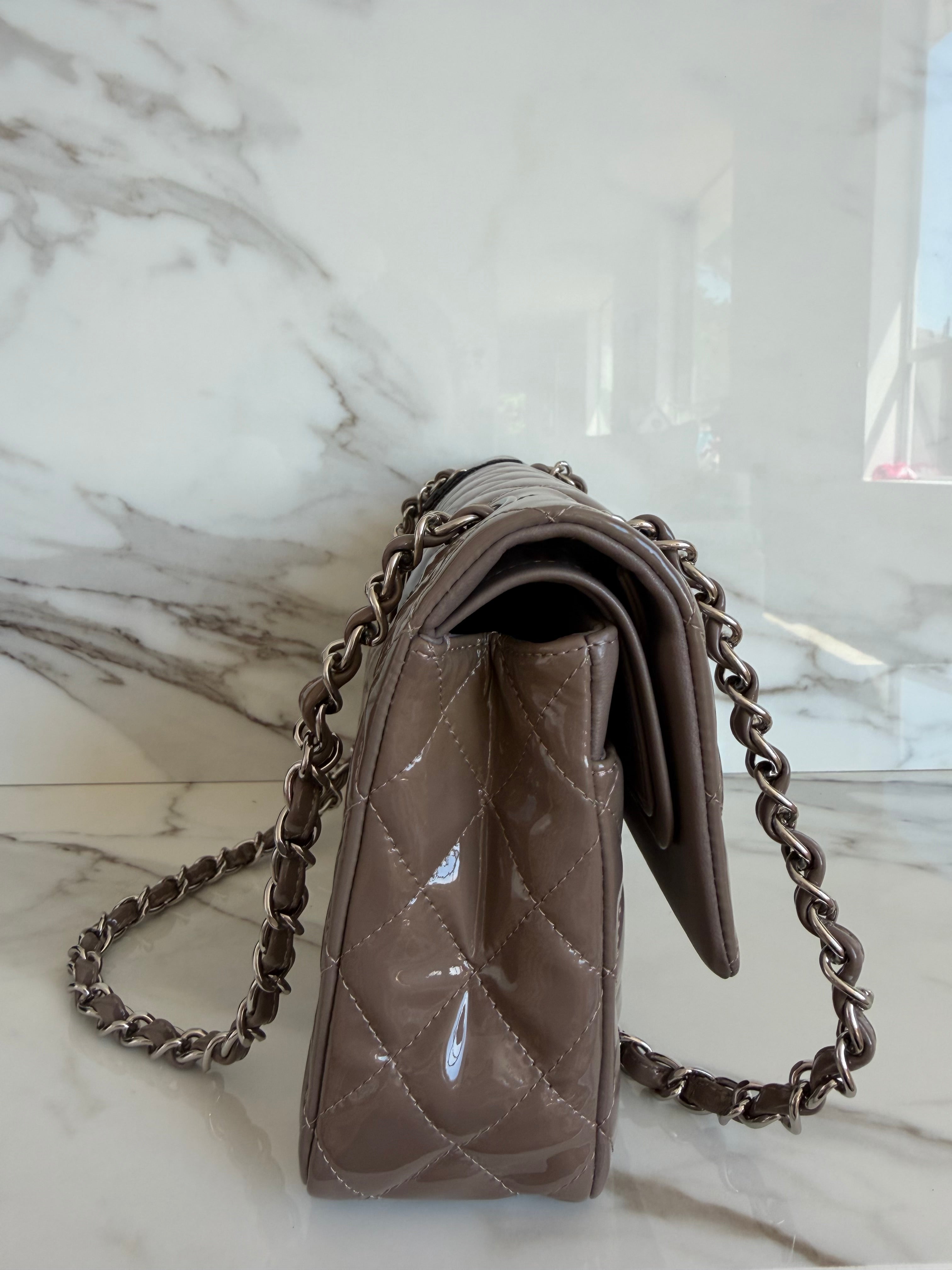 CLASSIC MEDIUM FLAP BAG IN PATENT TAUPE