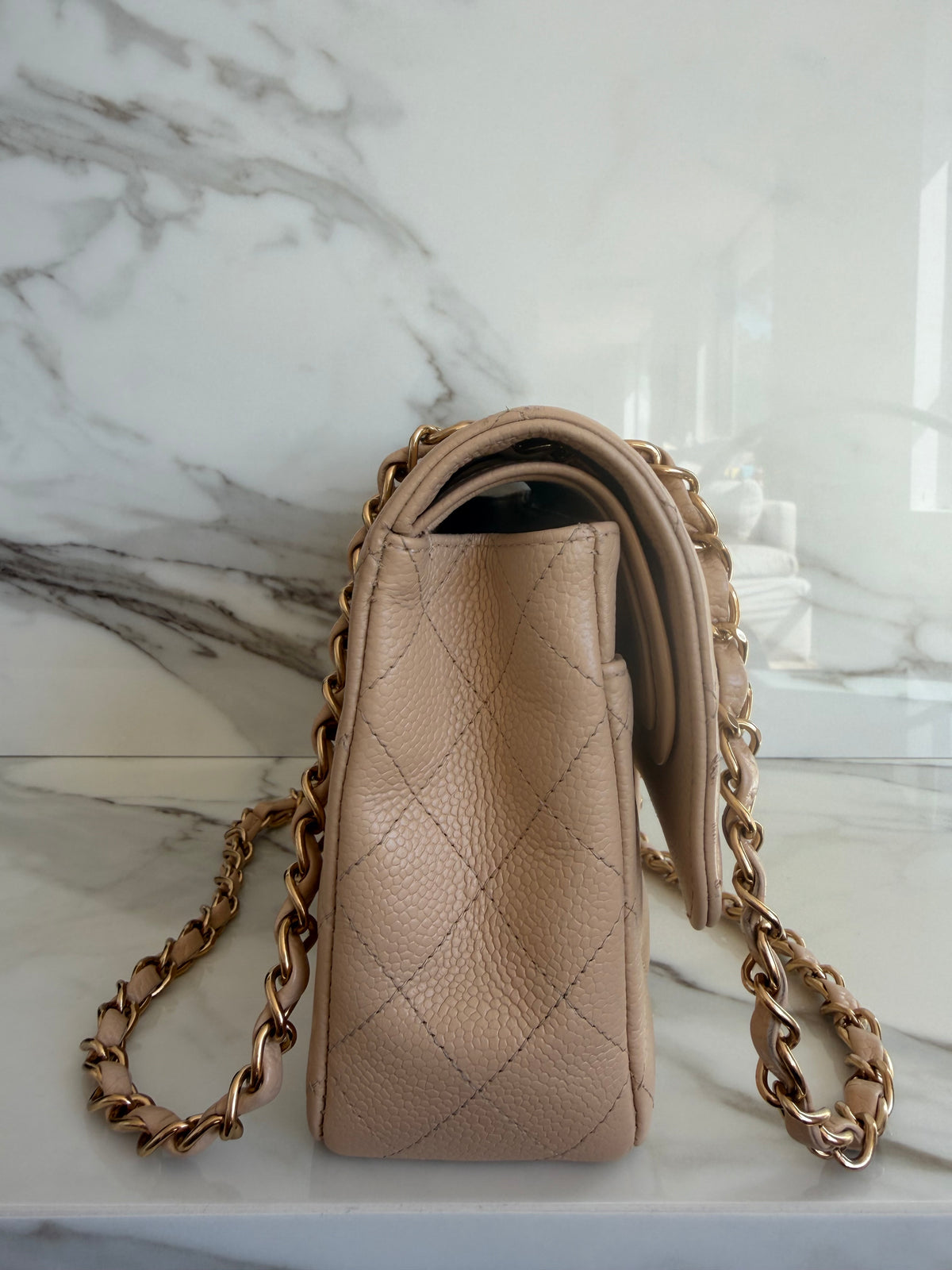 CLASSIC MEDIUM FLAP BAG IN BEIGE CLAIR CAVIAR