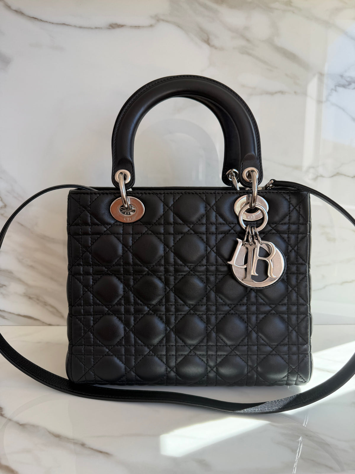 LADY MEDIUM IN BLACK