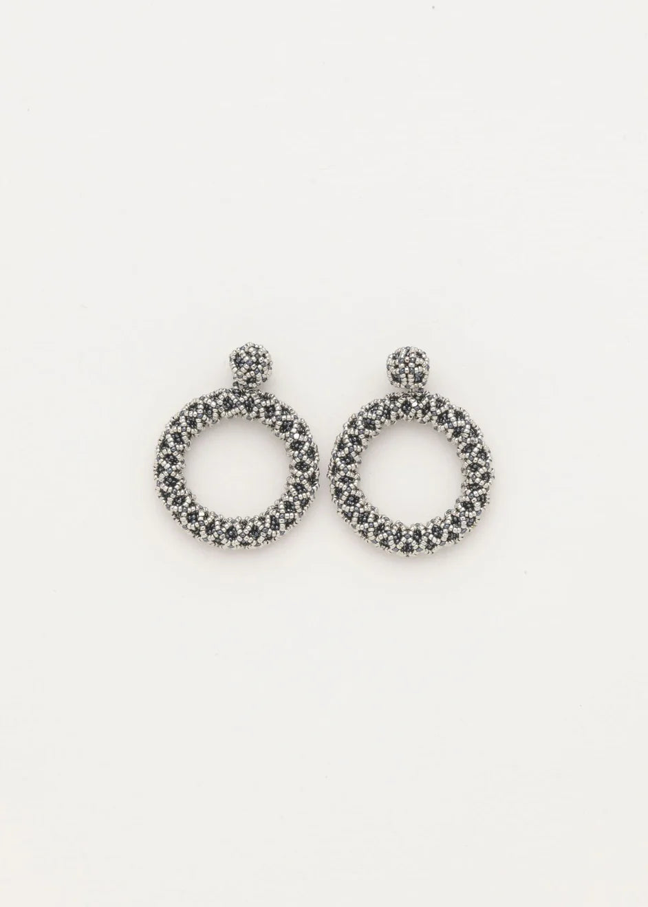 ARETES UN ARO NAWI PLATINO GRIS METALICO