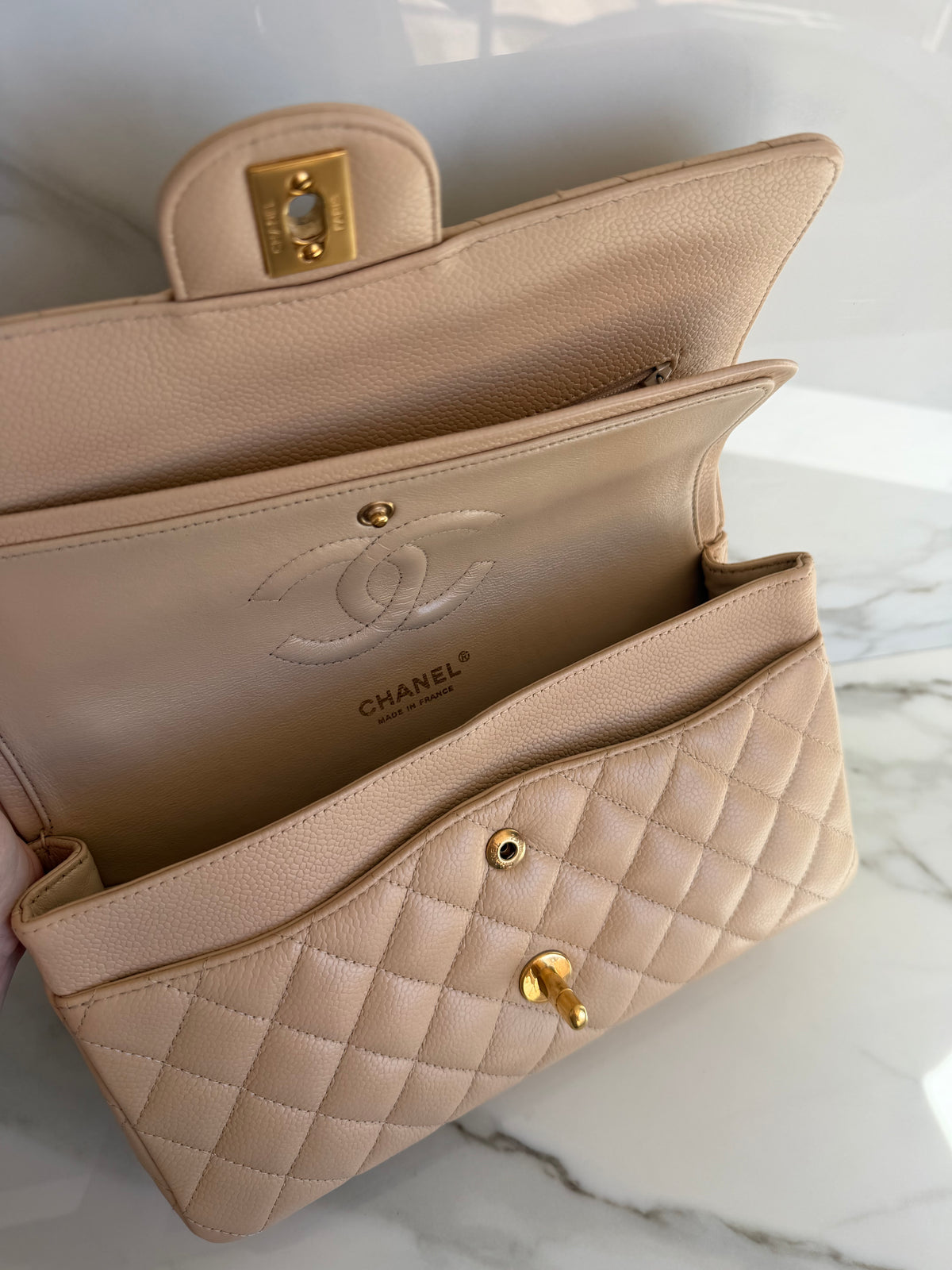 CLASSIC MEDIUM FLAP BAG IN BEIGE CLAIR CAVIAR