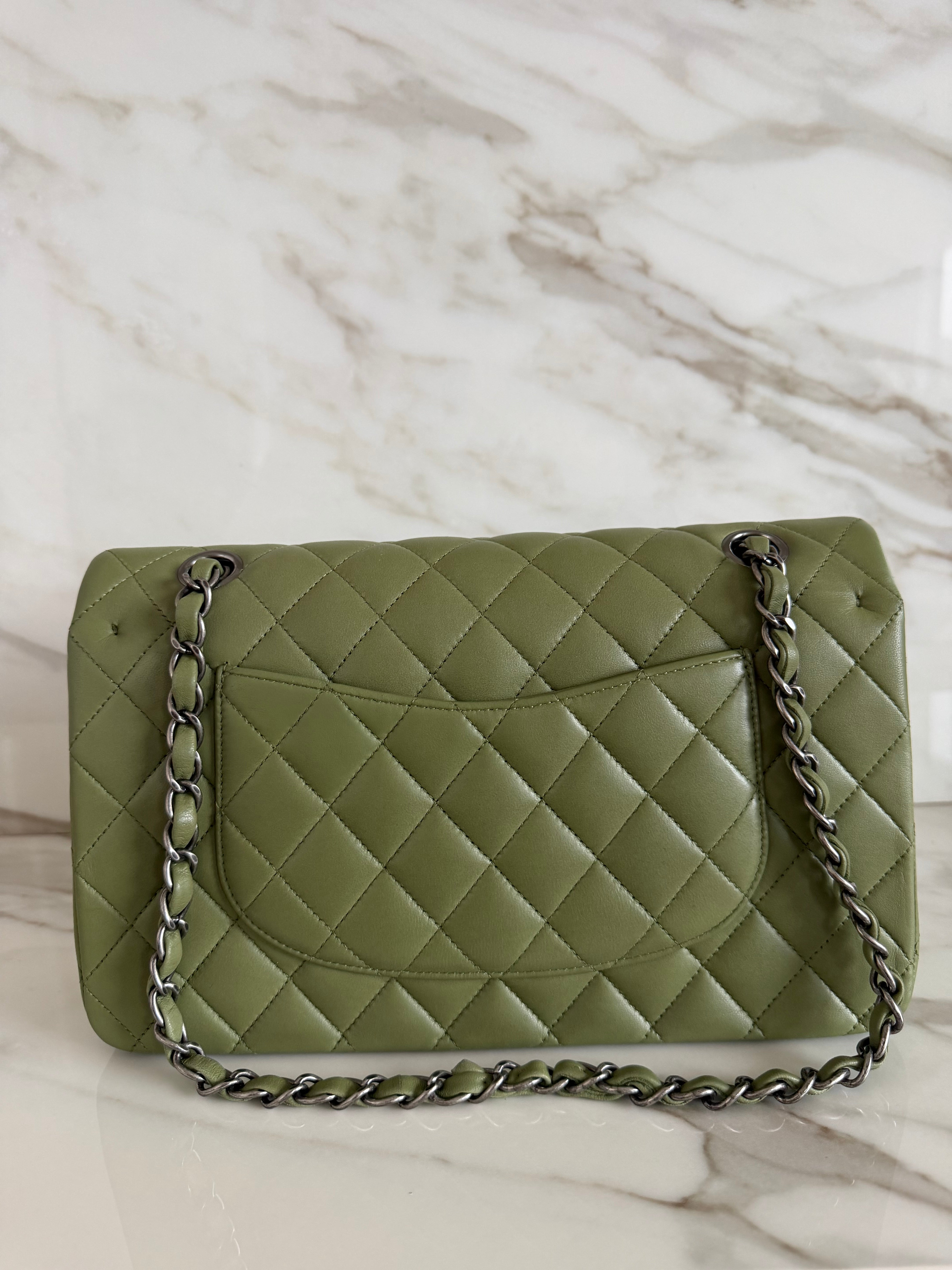 CLASSIC MEDIUM FLAP BAG IN GREEN LAMBSKIN