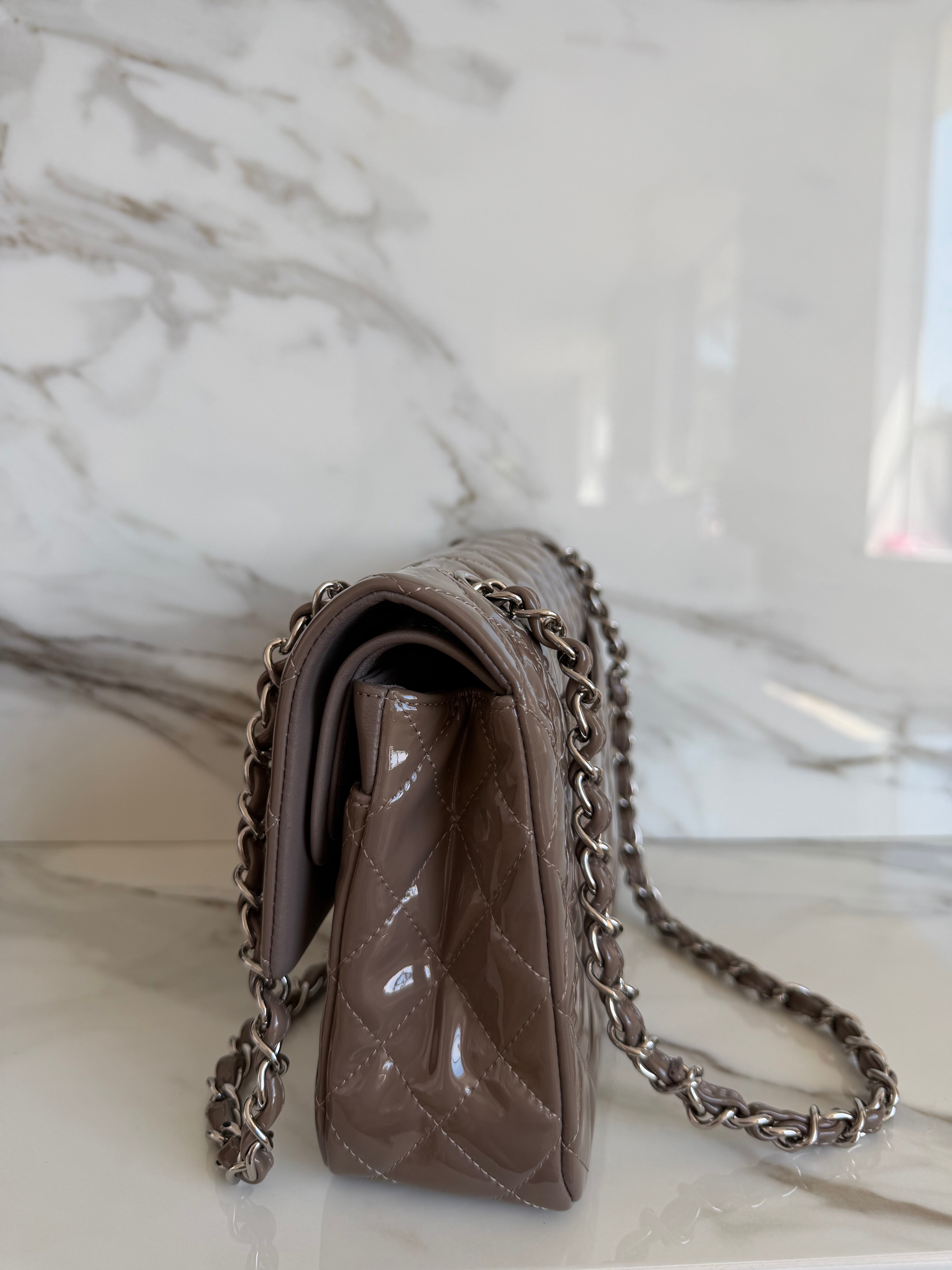 CLASSIC MEDIUM FLAP BAG IN PATENT TAUPE