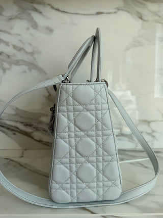 LADY MEDIUM IN BABY BLUE