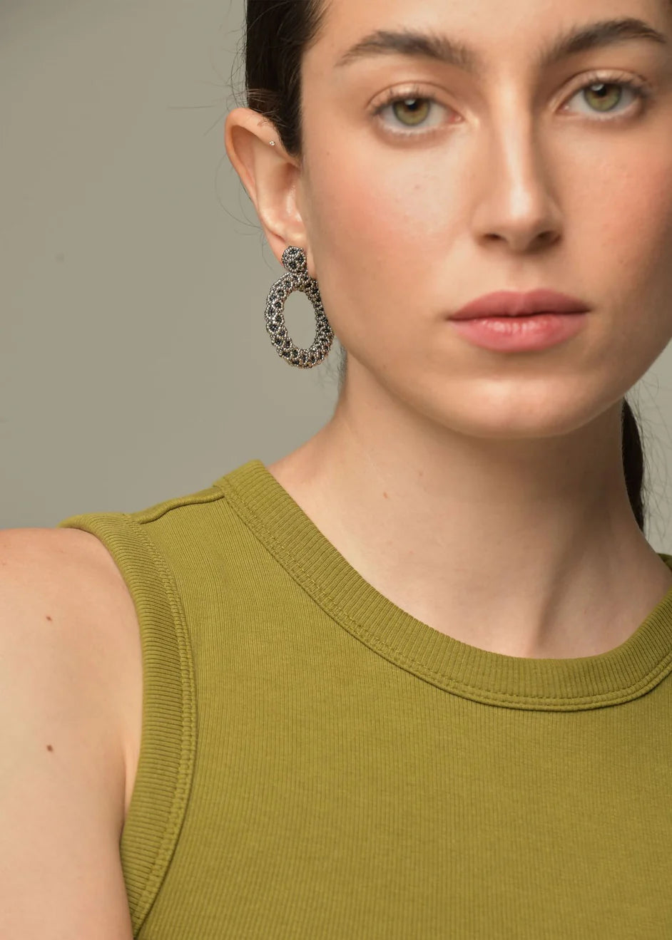 ARETES UN ARO NAWI PLATINO GRIS METALICO