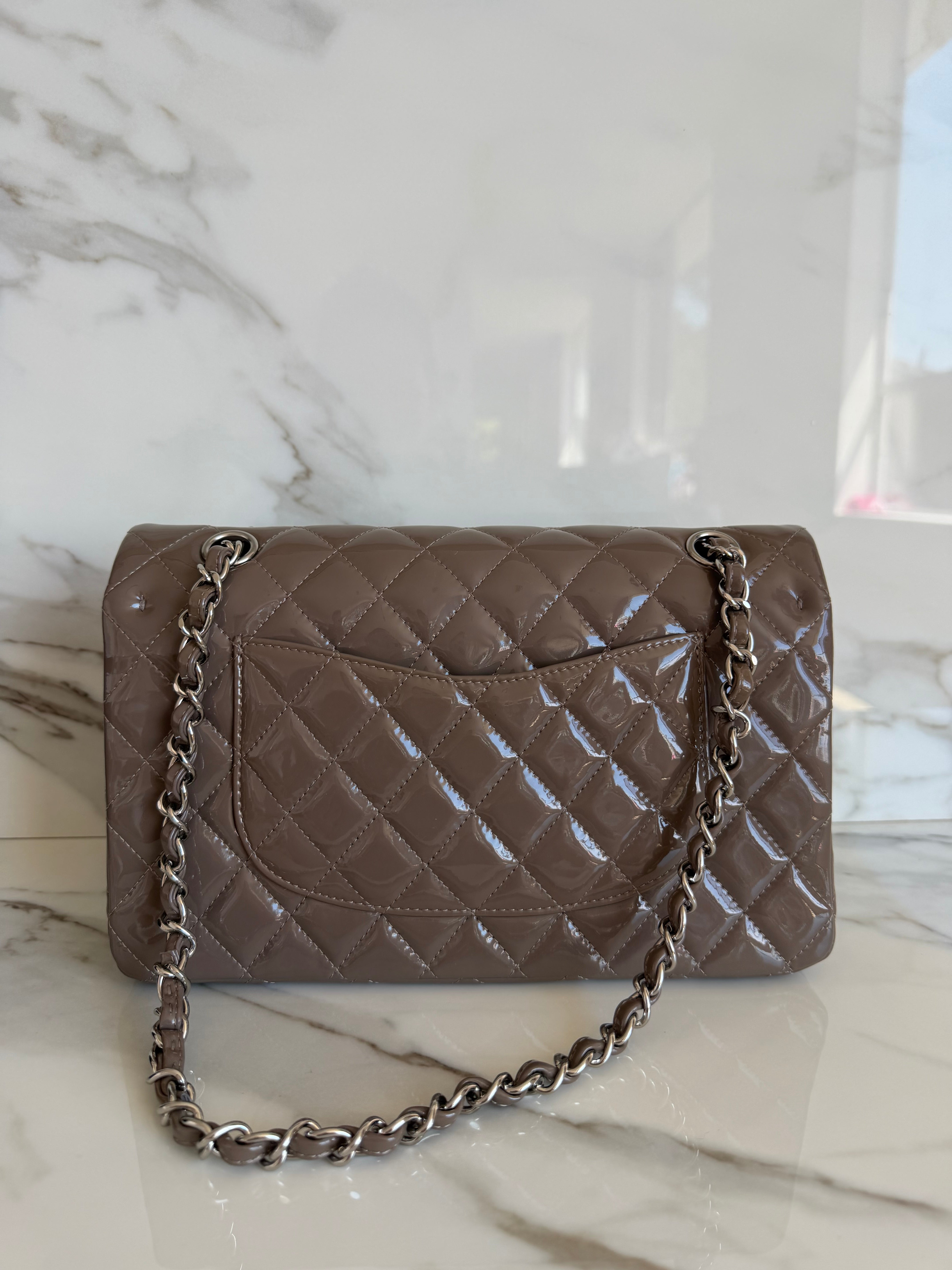 CLASSIC MEDIUM FLAP BAG IN PATENT TAUPE
