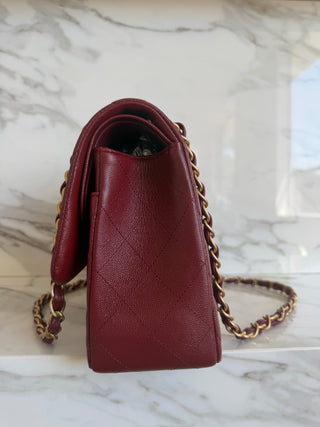 CLASSIC LARGE FLAP BAG IN IRIDISCENT BURGUNDY CAVIAR
