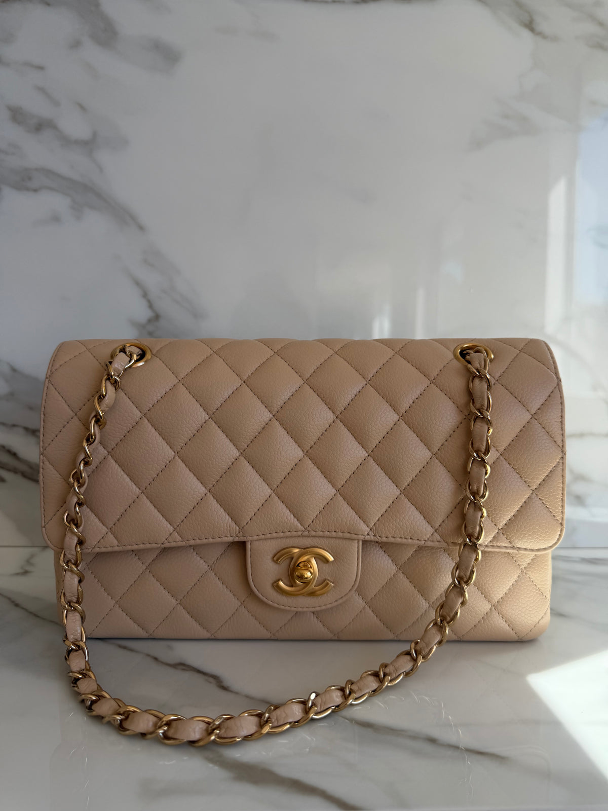 CLASSIC MEDIUM FLAP BAG IN BEIGE CLAIR CAVIAR