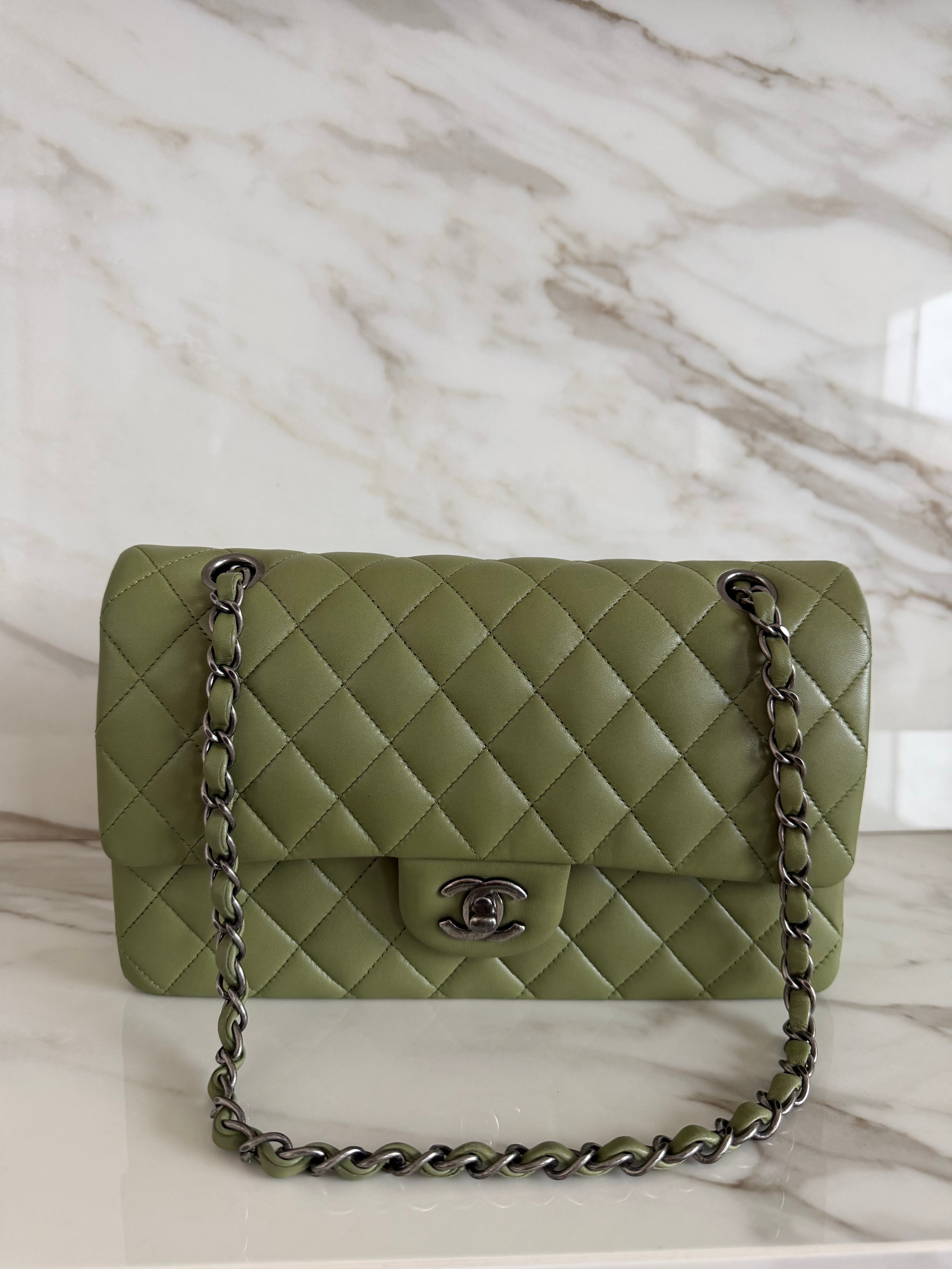 CLASSIC MEDIUM FLAP BAG IN GREEN LAMBSKIN