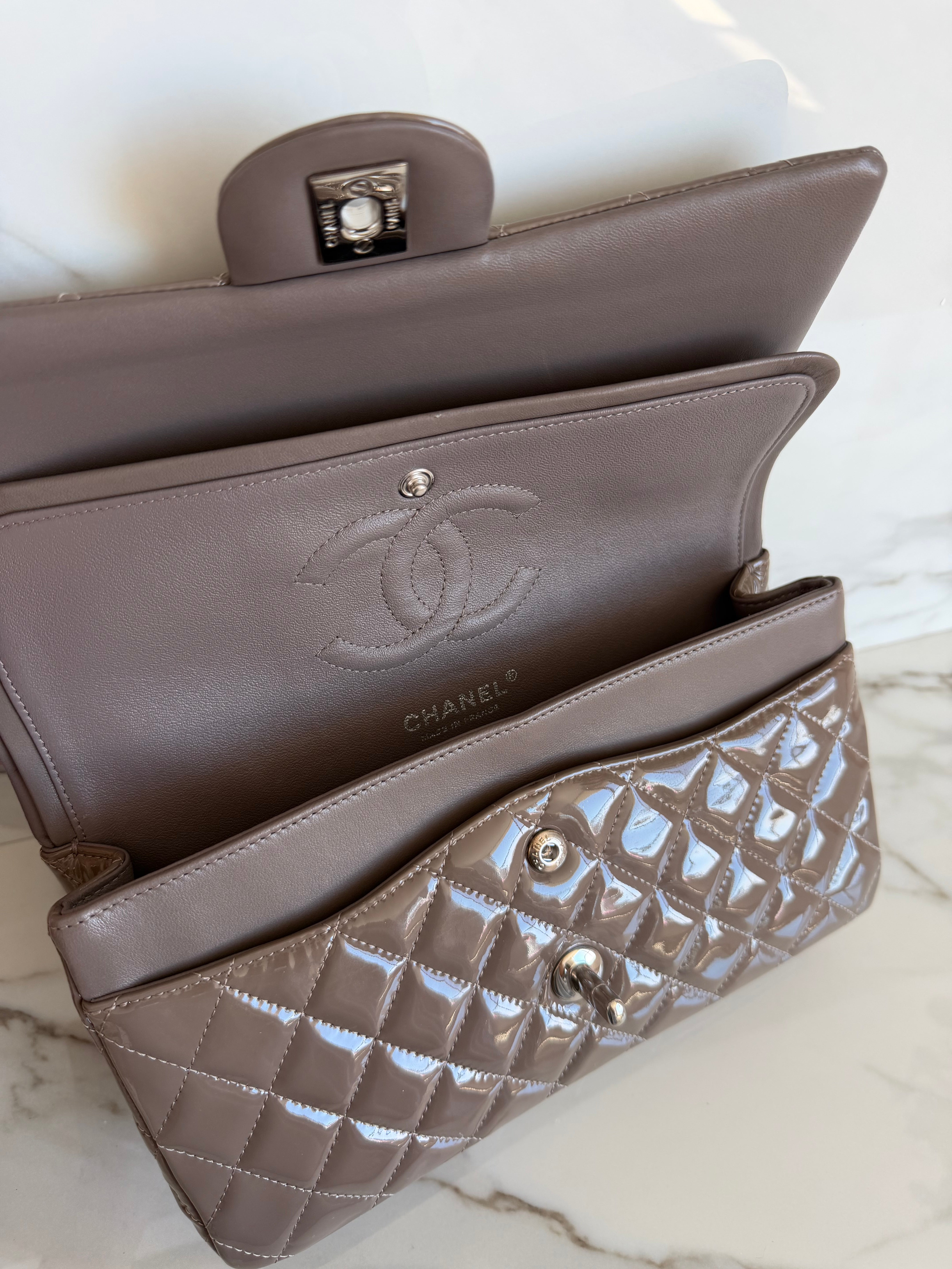 CLASSIC MEDIUM FLAP BAG IN PATENT TAUPE