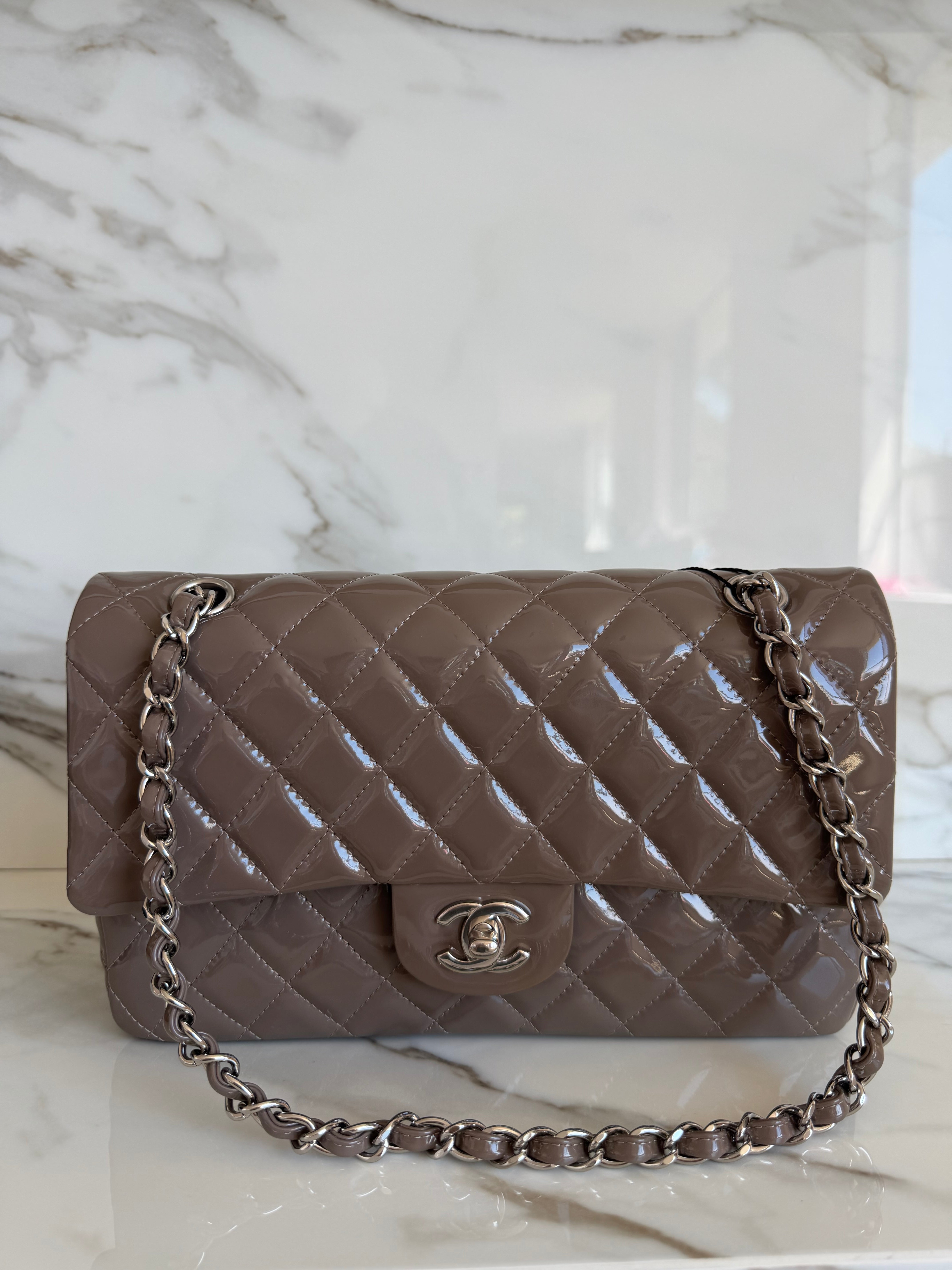 CLASSIC MEDIUM FLAP BAG IN PATENT TAUPE