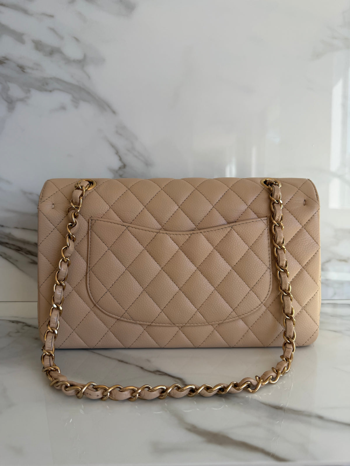 CLASSIC MEDIUM FLAP BAG IN BEIGE CLAIR CAVIAR