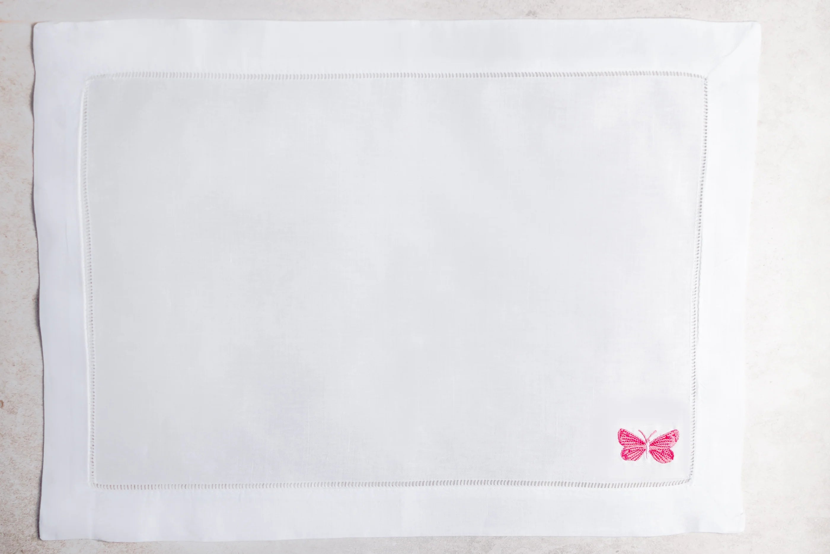 Mantel Individual de Lino con Mariposa Rosa