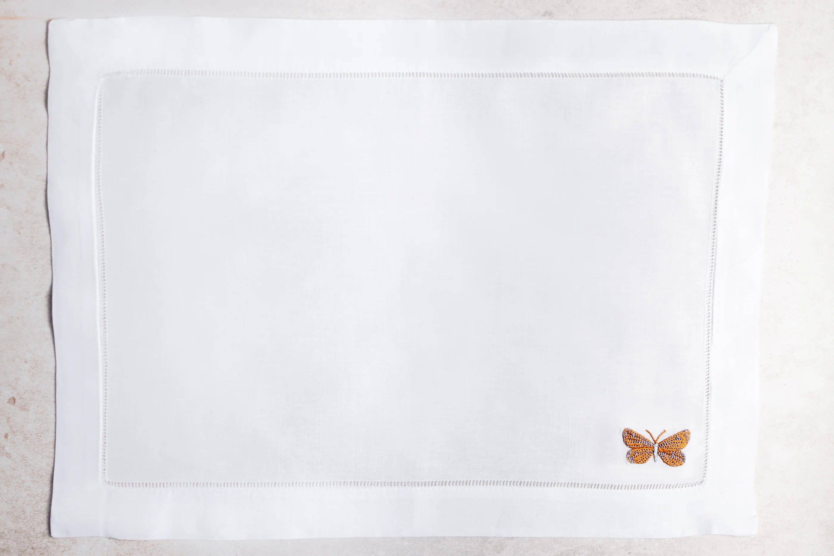 Mantel Individual de Lino con Mariposa Naranja