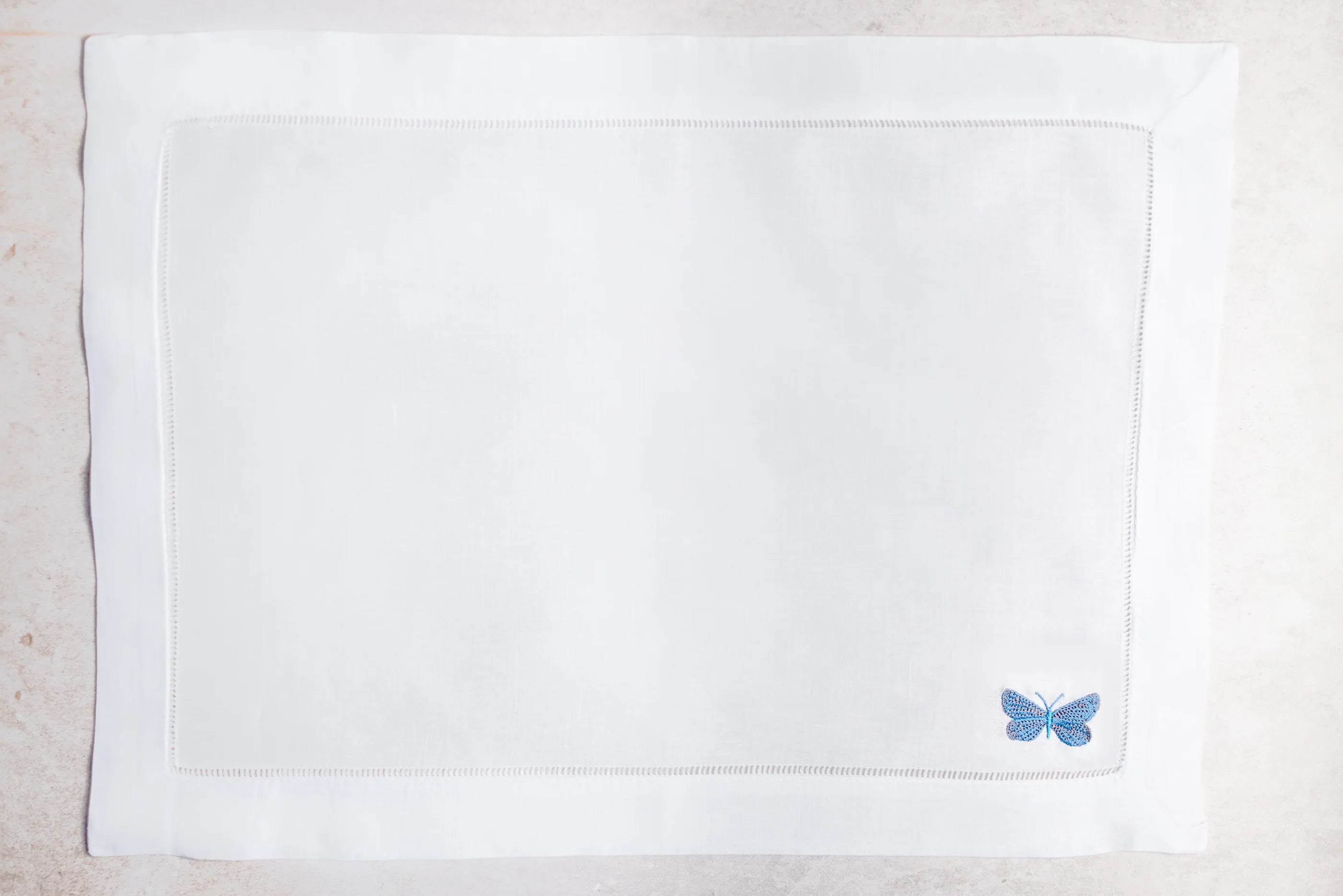 Mantel Individual de Lino con Mariposa Azul