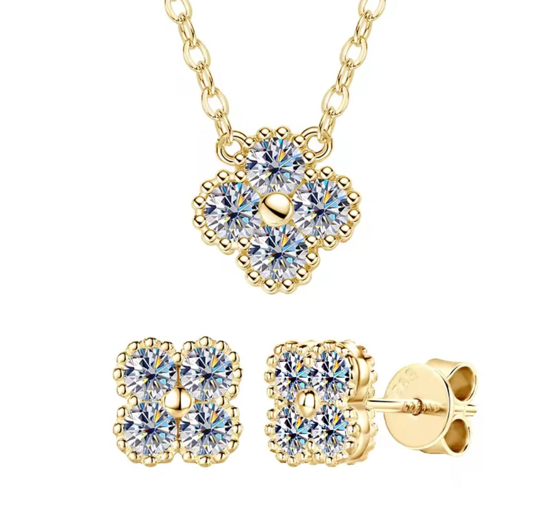 COLLAR DIJE TRÉBOL DORADO