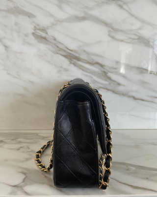 CLASSIC MEDIUM FLAP BAG IN BLACK LAMBSKIN