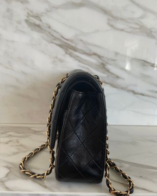 CLASSIC MEDIUM FLAP BAG IN BLACK LAMBSKIN