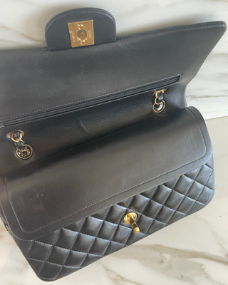 CLASSIC MEDIUM FLAP BAG IN BLACK LAMBSKIN