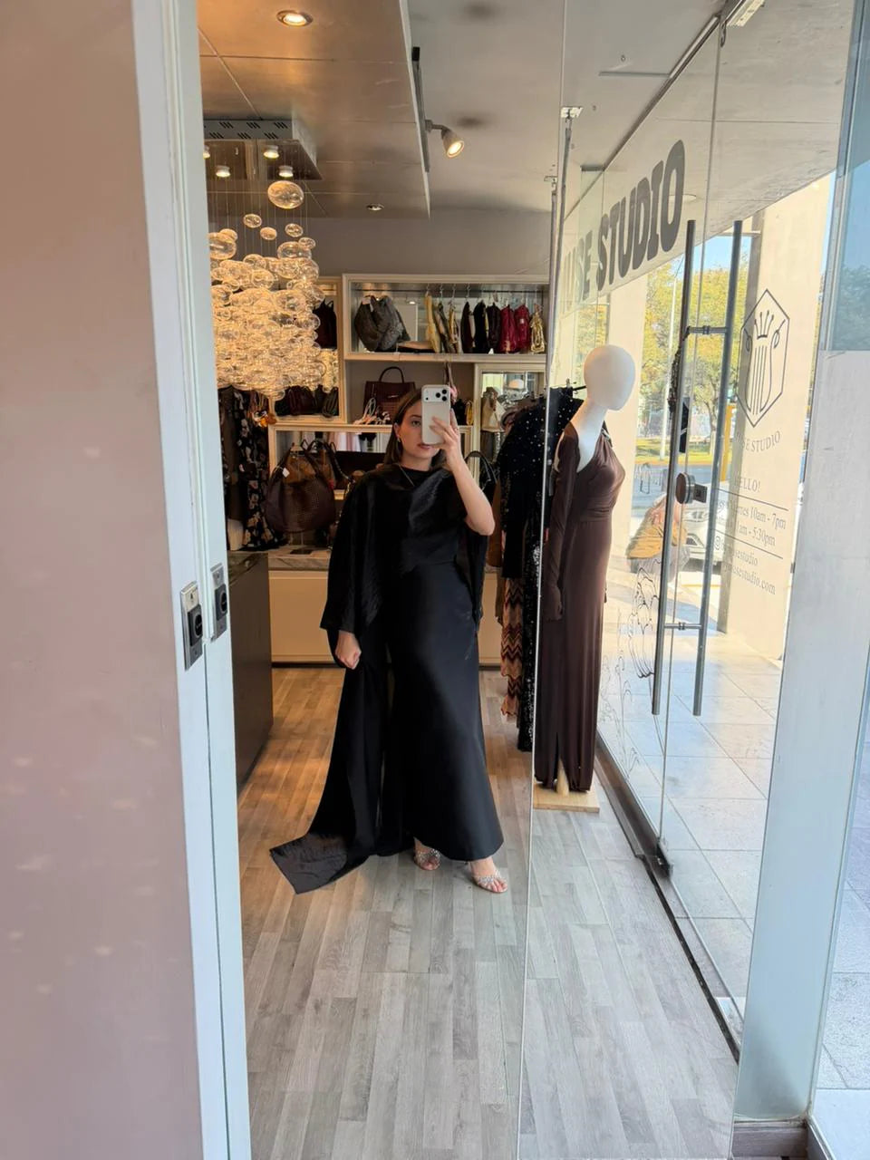 Vestido negro con capa